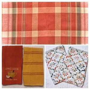 Fall Lot: 2 Placemats, 2 Sets of Dish Towels & 3 Tabletop Wooden Decorations
